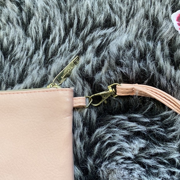 Liz Claiborne Pink Wristlet - Picture 3 of 8